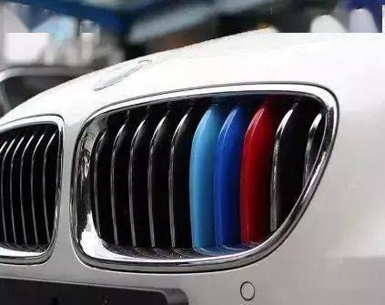 為什么有些寶馬車上會(huì)有三色彩條 有什么含義